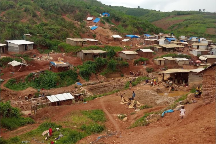 Artisanal gold mining site exploited by the self-defense groups Jeunesse:‘Zaïre’, Djugu, Ituri © Josaphat Musamba